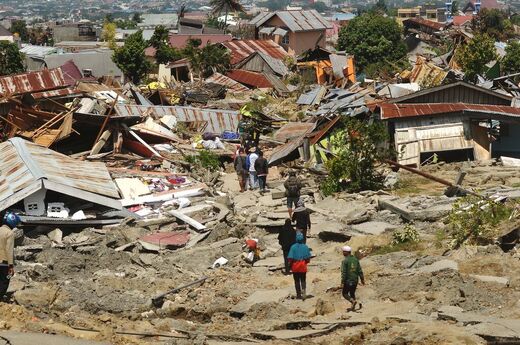 Un village rasé par le séisme en Indonésie.