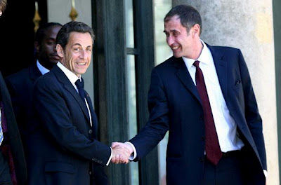 http://fr.sott.net/image/image/s4/98824/large/article_sarkozy_descoing.jpg