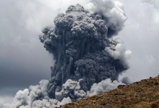 Un panache de cendres massif des vagues dans le ciel que le Mont Tongariro