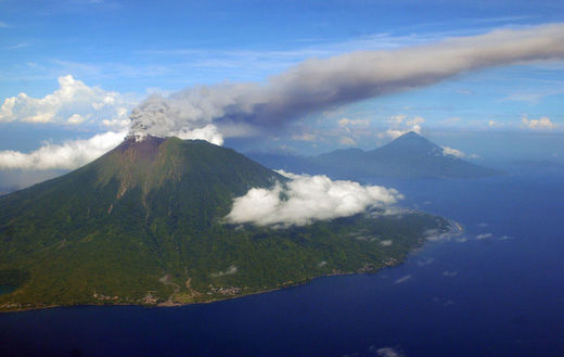 En Indonésie, le Mont Gamalama le 16 Septembre 2012, éruption