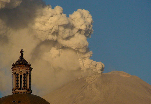 Le volcan Popocatepetl, Mexique, en éruption le 24 mai 2012