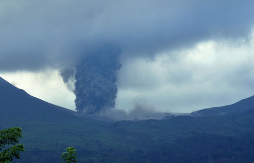 Le volcan Mont Lokon vomit une colonne géante de cendres volcaniques lors d'une éruption vu de la ville de Tomohon situé dans l'île de Sulawesi, en Indonésie, le 7 Octobre 2012