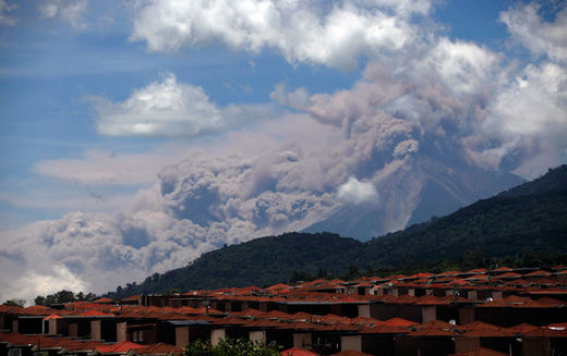 Le volcan de Fuego vu de Palin au Guatemala le 13 septembre 2012