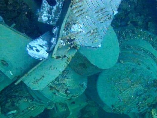 Cliquer pour agrandir Part-of-the-fallen-fuel-hoist-an-electric-motor--is-seen-in Fukushima
