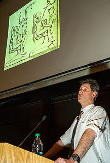 Marc Gabolde, directeur de l'expédition archéologique de l'Université de Montpellier III, explique à Harvard sa théorie sur la mère de Toutankhamon. 