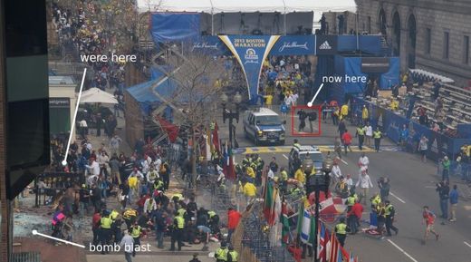 Attentast de Boston_Deux minutes après l’explosion, les deux hommes se sont déplacés et semblent communiquer par téléphone ou oreillette