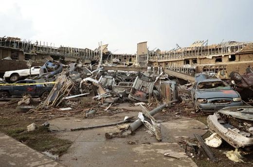 Le parking d’un centre médical près Oklahoma City, ravagé par la tornade_20.05.2013