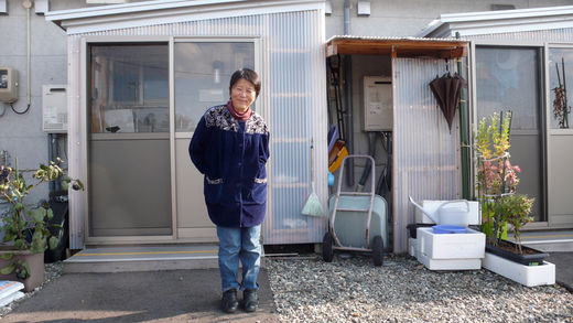 Madame Kowata (Fukushima) devant son logement provisoire à Aizu Wakamatsu 