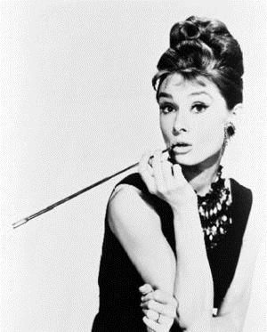Audrey Hepburn dans Diamants sur canapé.