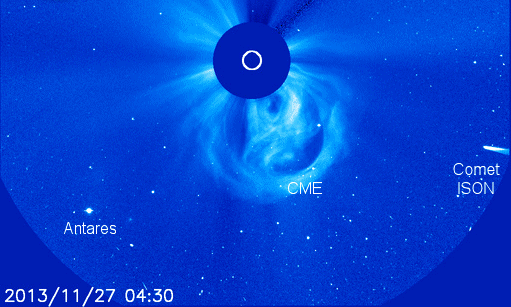 La brillante comète ISON approche du Soleil lors d'une grosse décharge électrique sous la forme d’une « éjection de masse coronale » (EMC)