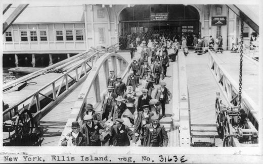 Immigrants irlandais arrivant à New York au début du XXe siècle