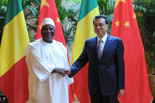 Le président du Mali Ibrahim Boubacar Keïta (à gauche) et le Premier ministre chinois Li Keqiang, lors du Forum économique de Tianjin, le 10 septembre 2014.