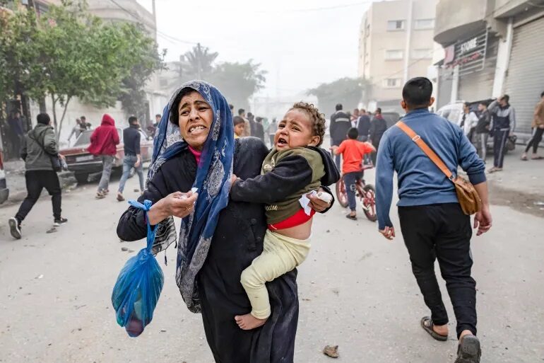 mère palestinienne court avec enfant bombe