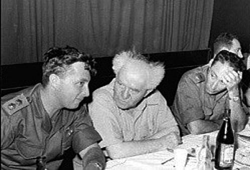 Ariel Sharon (à gauche) et David Ben Gourion (au milieu)
