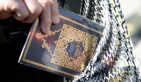 Coran dans une main