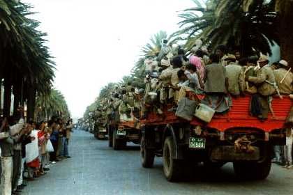 Combattants EPLF entrant dans la capitale Asmara libérée en 1991