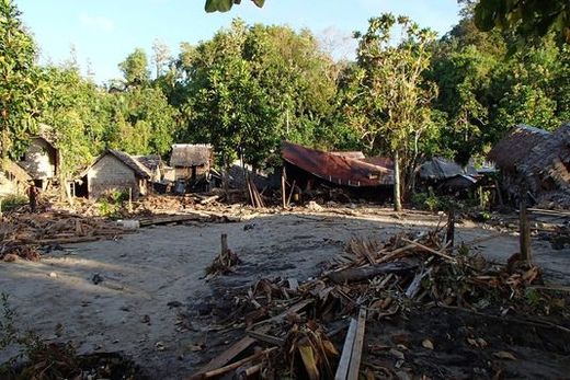 Des maisons partiellement détruites dans le village de Venga, aux îles Salomon, le 6 février