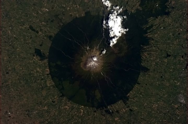 Le volcan tanaraki vu de l'ISS