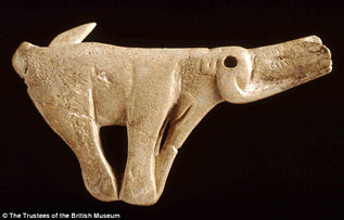 Propulseur de Montastruc - Ce propulseur est fabriqué à partir de bois de renne sculpté et représente un mammouth relativement stylisé pour s’adapter à la forme de l’objet. Il a été retrouvé dans l’abri sous roche de Montastruc, en France.