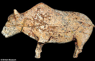 Bison sculpté - Ce magnifique bison sculpté a été exhumé sur le site de Zaraysk, en Russie. Il est réalisé dans de l’ivoire de mammouth et daté de –20 000 ans.