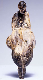 Vénus de Lespugue - La statuette a été découverte en 1922 dans la grotte de Rideaux, à Lespugue, dans les Pyrénées (France). Elle mesure 15 cm de hauteur et est sculptée dans de l’ivoire d’éléphant. Elle a été malheureusement fortement endommagée lors des