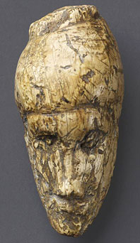 Visage de femme - La figurine mesure 4,8 cm de hauteur. Elle est sculptée dans de l’ivoire de mammouth.  Elle a été  retrouvée a Dolni Vestonice (Moravie), en République Tchèque. Elle est datée aux alentours de – 26 000 ans.