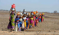 Des femmes indiennes transportent de l'eau