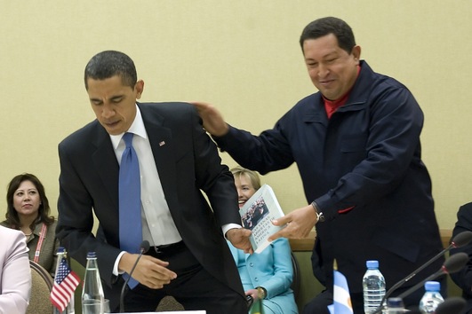 Avril 2009. Hugo Chávez offre à Barack Obama le livre d’Eduardo Galeano « Les veines ouvertes de l’Amérique Latine » lors d’un Sommet des Amériques à Puerto España, Trinidad y Tobago.