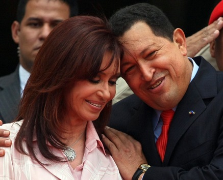 Mars 2008. Chávez salue son homologue argentine, Cristina Fernández de Kirchner, à Caracas.