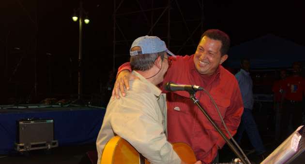 Hugo-Chavez_Concert à Caracas, août 2004. Photos publiées aujourd’hui par le chanteur cubain Silvio Rodriguez