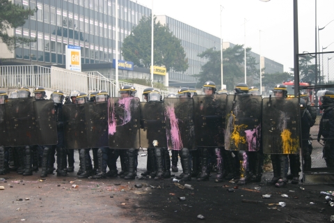 Police, CRS, devant le siège social de GoodYear-Dunlop