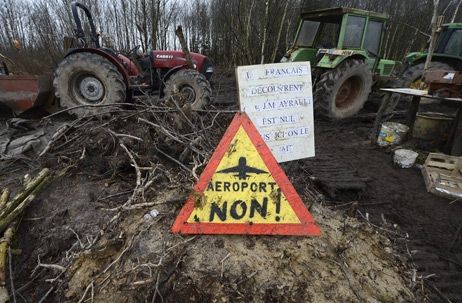 Notre-Dame-des-Landes_Les tracteurs viennent régulièrement détruire les installations, comme ici en janvier dernier