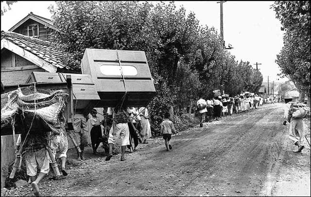 Corée du Nord - De longues lignes de réfugiés fuyant Yongdong le 26 juillet 1950. Le jour précédent, des centaines de réfugiés avaient été massacrés par les soldats américains et l'aviation militaire sur le pont de No Gun Ri, 14 km plus loin.
