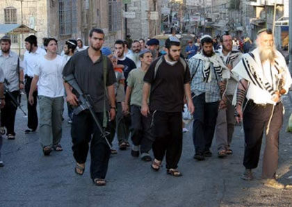 Colons juifs dans la ville palestinienne de al-Khalil (Hébron). Un jour, tous ces psychopathes criminels et fascisants ne seront plus qu’un mauvais souvenir.