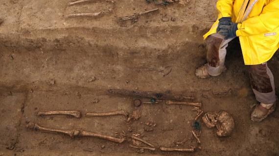 Cécile Paresys, de l'Inrap, présente l'un des squelettes gaulois mis au jour sur le site de fouilles de Buchères, près de Troyes (Aube), le 11 avril 2013