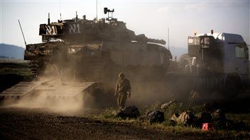 Un char israélien est déployé en renfort sur les hauteurs du Golan, qui séparent Israël de la Syrie.