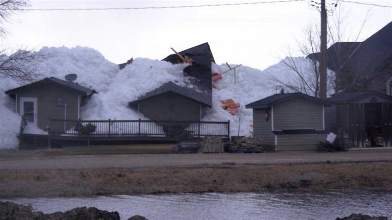Un mur de glace détruit des maisons, Manitoba, Canada