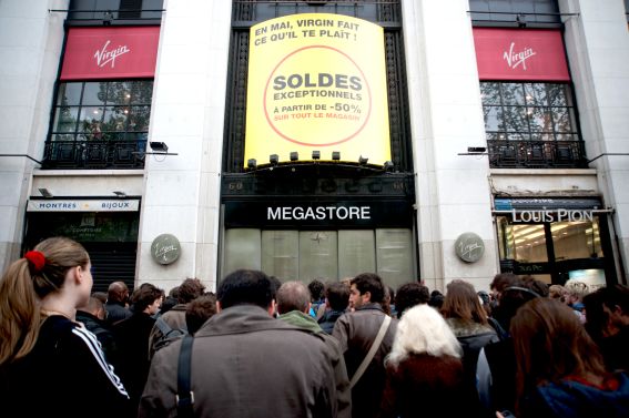 Ce lundi (12 mai) matin à dix heures, plus d'une centaine de personnes attendaient l'ouverture devant le magasin des Champs-Elysées.