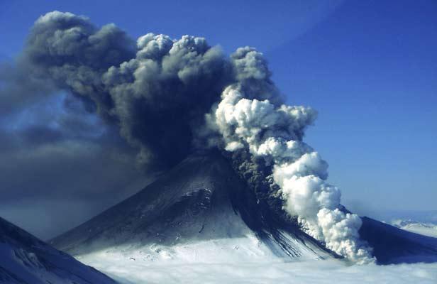  volcan Pavlof en éruption en Alaska le 16 mai 2013. 