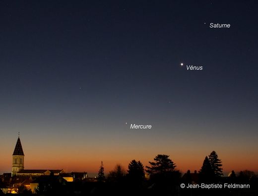 Le dernier rendez-vous planétaire remonte au début du mois de décembre 2012. Saturne, Vénus et Mercure s'alignaient alors le long de l'écliptique dans le ciel du matin.