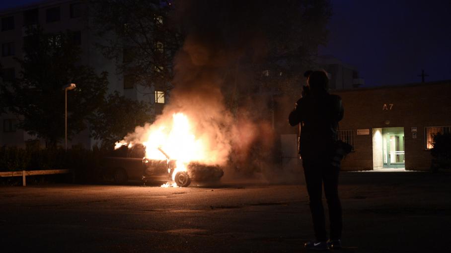 Une voiture incendiée dans la banlieue de Stockholm (Suède), le 21 mai 2013