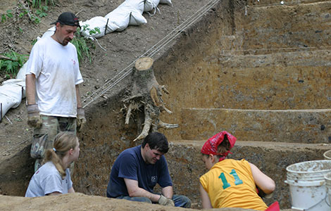 Les co-auteurs de l'étude, Anthony Ortmann (debout) et T.R. Kidder (au centre) évaluent les fouilles du tertre A à Poverty Point.