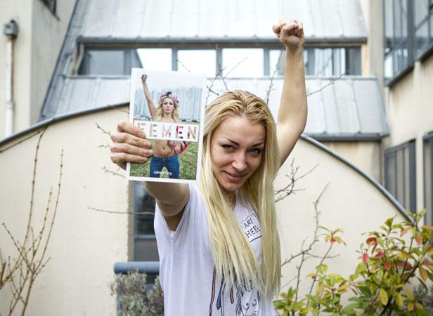 Inna Chevtchenko, membre des Femen, avec le livre du mouvement féministe