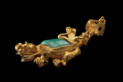 Des pendentifs en forme d’animaux paraient le défunt. Provenant du site voisin de Sitio Conte, le pendentif d’un chef, en or et orné d’une émeraude, représente une créature imaginaire.