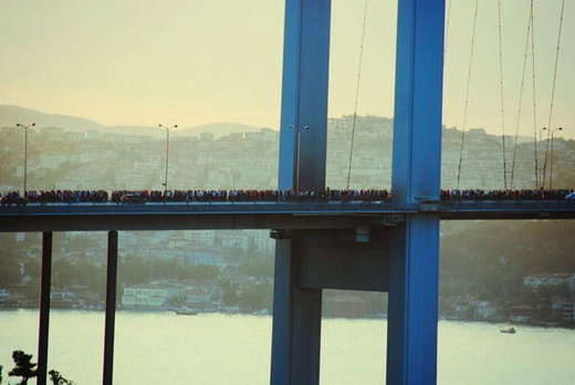 Des milliers de manifestants traversent le Bosphore en allant à Gezi le matin du 1er juin