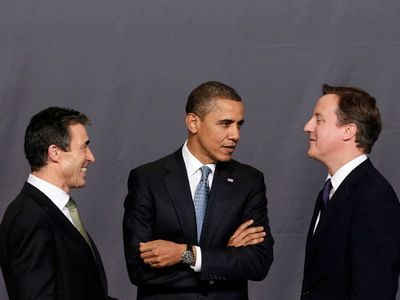 Le secrétaire général de l’Otan (Anders Forgh Rasmussen), le président des États-Unis (Barack Obama) et le Premier ministre britannique (David Cameron). Selon eux, le Gladio n’a jamais existé : la preuve, il a déjà été dissous plusieurs fois.