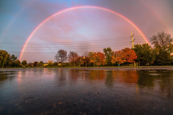 Un arc-en-ciel double s'est dessiné dans le ciel du Québec après les averses.