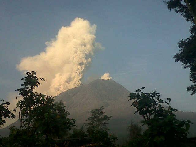 Eruption du Mt Sinabung  le 31 octobre 2013 à 09.00