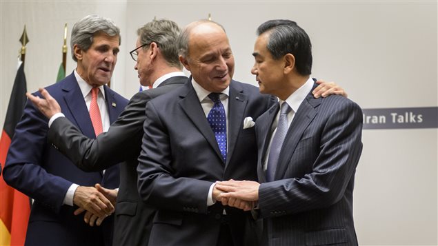 De gauche à droite, les ministres américain, allemand, français et chinois des Affaires étrangères se félicitent après la conclusion d'un accord avec l'Iran.