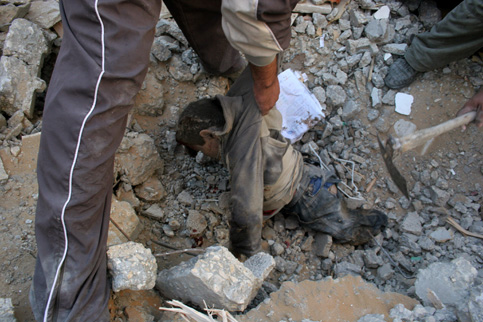 Gaza - Les corps des membres de la famille al-Daya sont tirés des décombres de leur maison, après que celle-ci a été détruite dans une attaque israélienne le 6 janvier 2009 